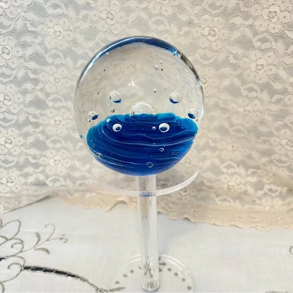 Paper weight. Handblown with controlled bubbles. - Picture 4 of 4